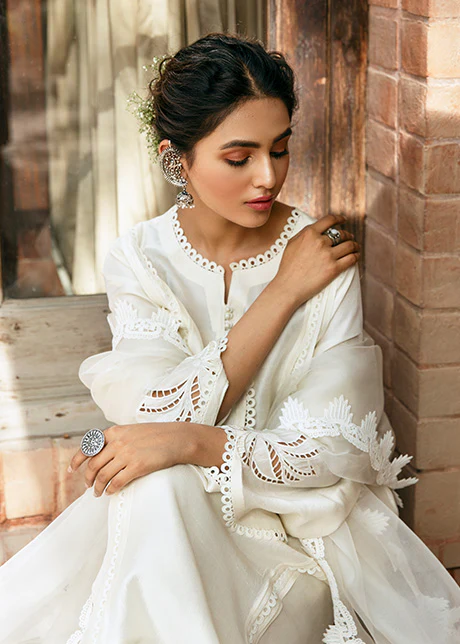 White Lotus - Image 3
